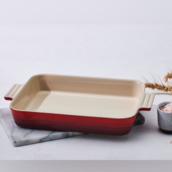 Le Creuset 18cm Rectangular Baking Dish- Carmin - Picture 2 of 7